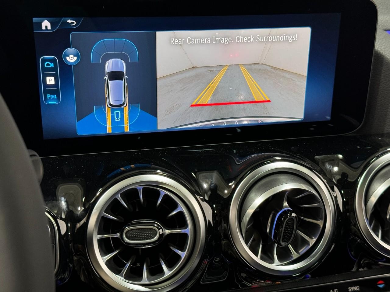 Mercedes-Benz GLA Vehicle Full-screen Gallery Image 36