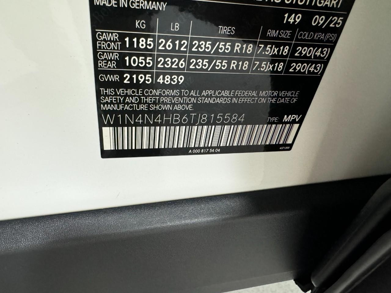 Mercedes-Benz GLA Vehicle Full-screen Gallery Image 37