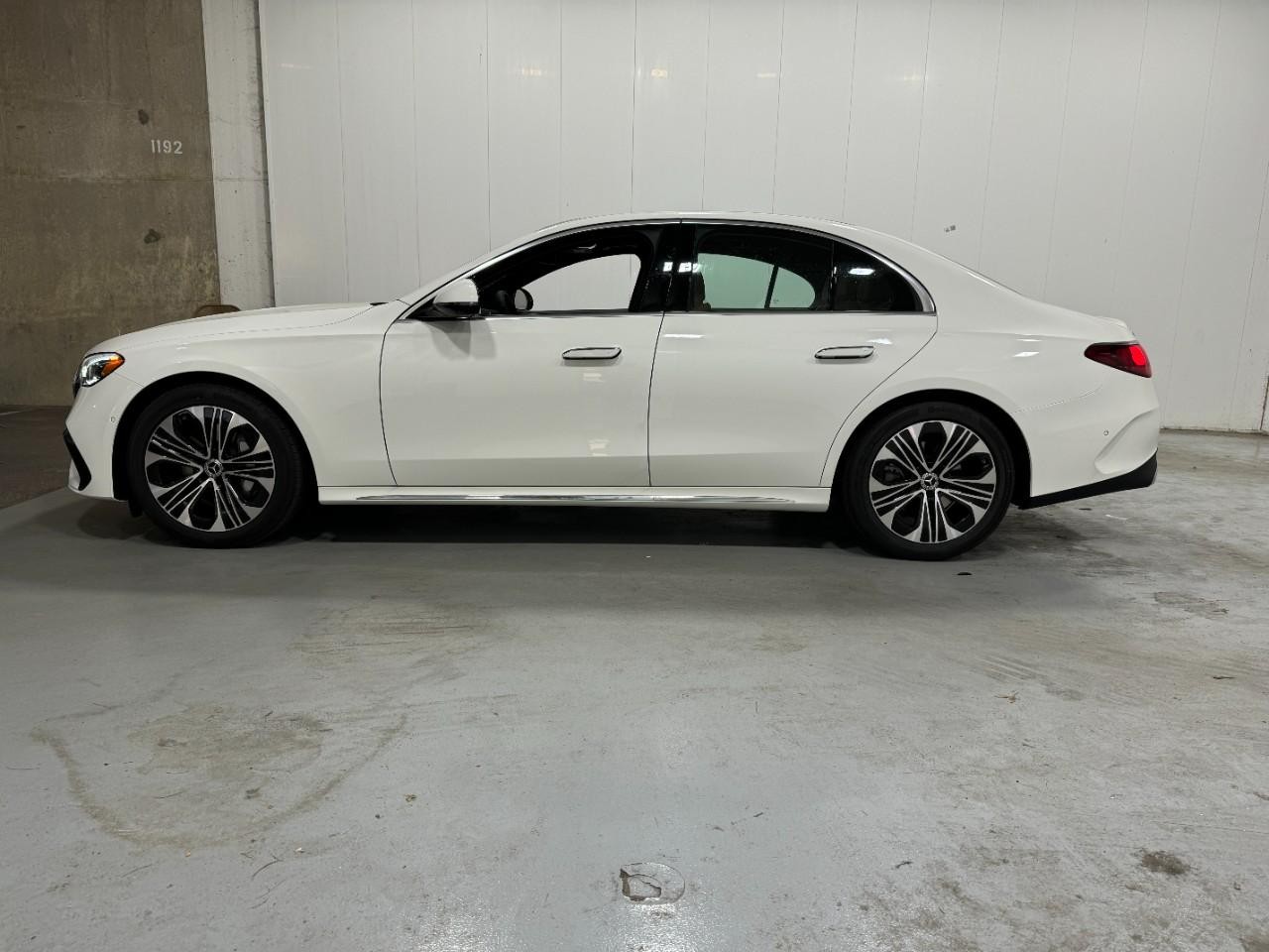 Mercedes-Benz E-Class Vehicle Full-screen Gallery Image 2