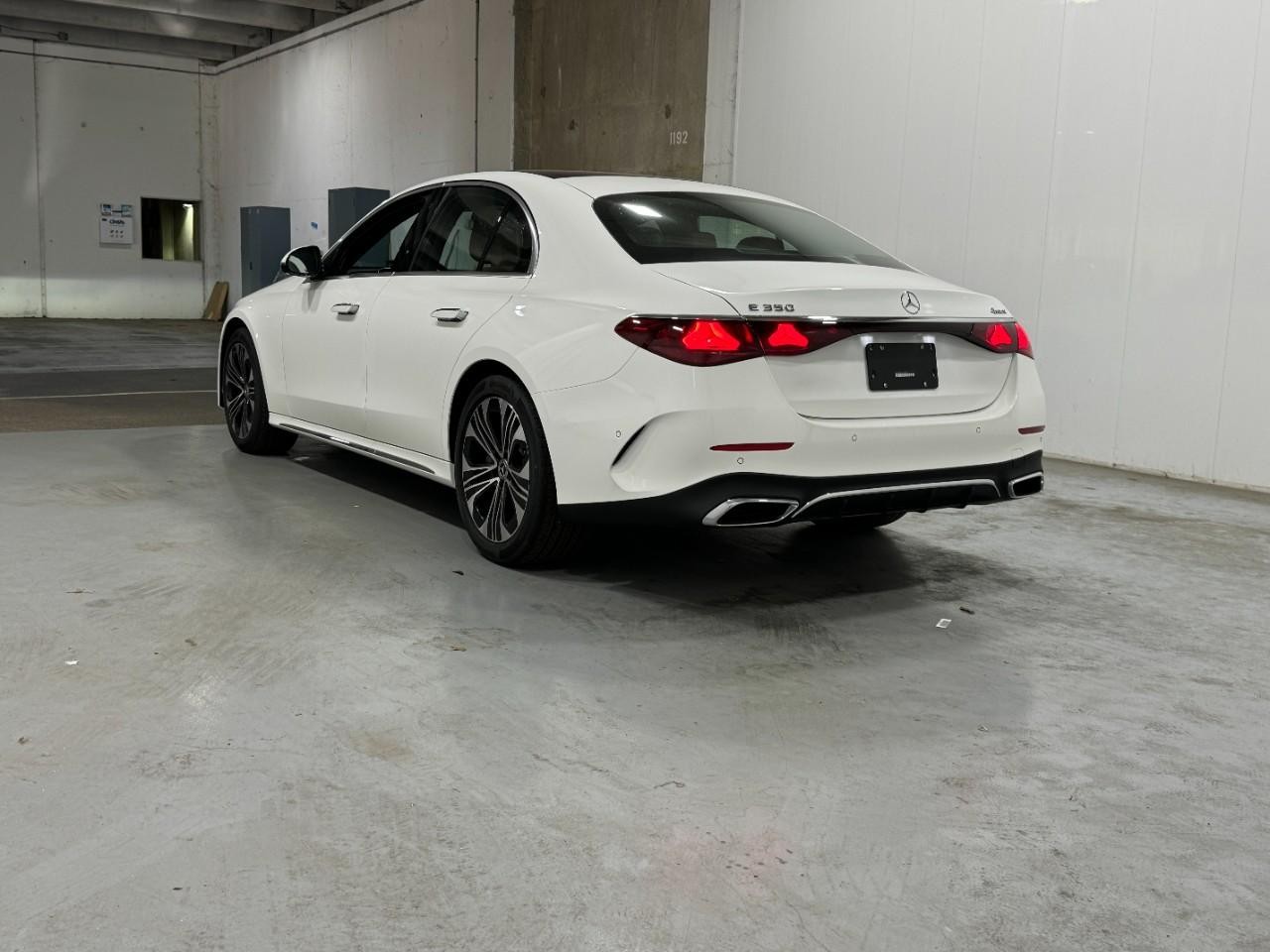 Mercedes-Benz E-Class Vehicle Full-screen Gallery Image 3