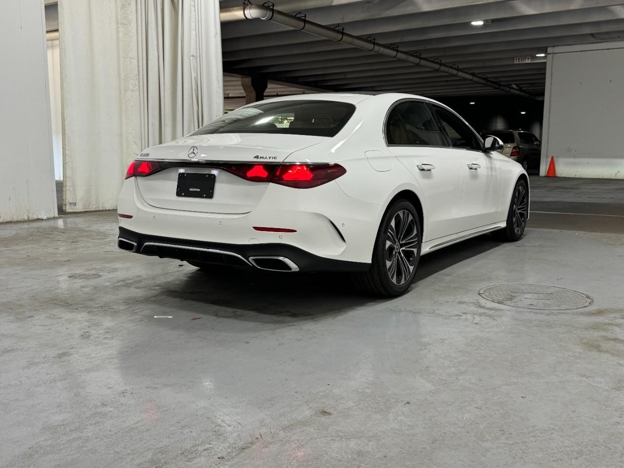 Mercedes-Benz E-Class Vehicle Full-screen Gallery Image 4