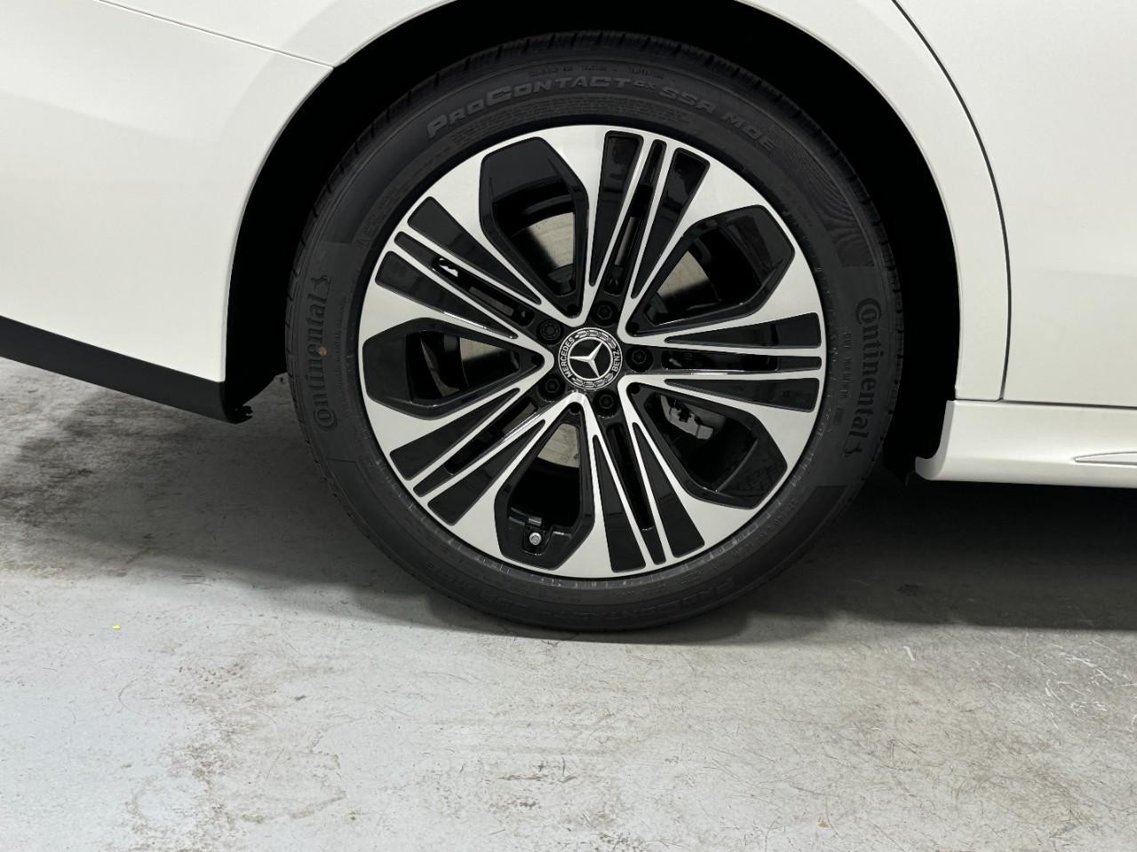 Mercedes-Benz E-Class Vehicle Full-screen Gallery Image 5