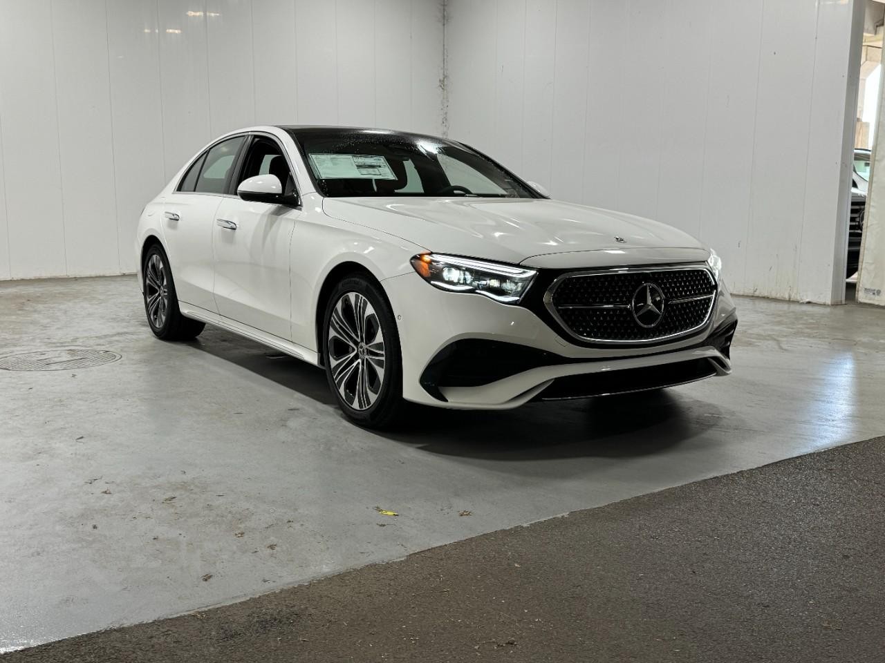 Mercedes-Benz E-Class Vehicle Full-screen Gallery Image 6