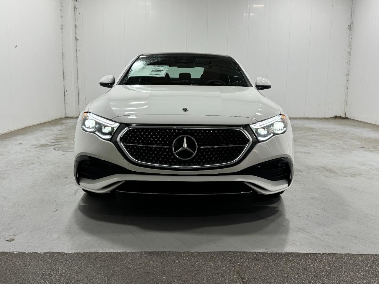 Mercedes-Benz E-Class Vehicle Full-screen Gallery Image 7