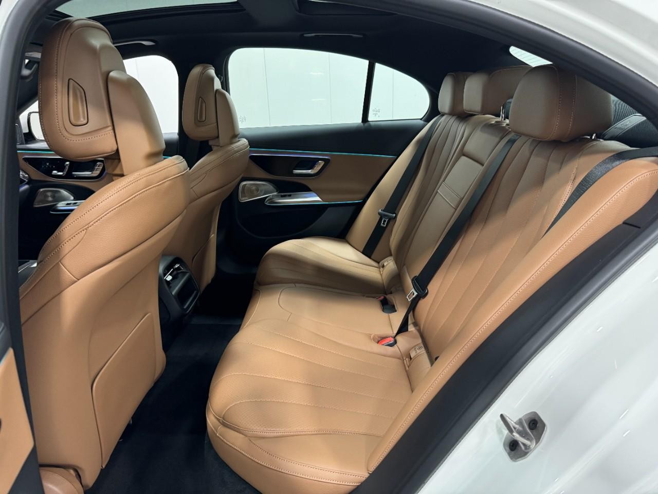 Mercedes-Benz E-Class Vehicle Full-screen Gallery Image 8