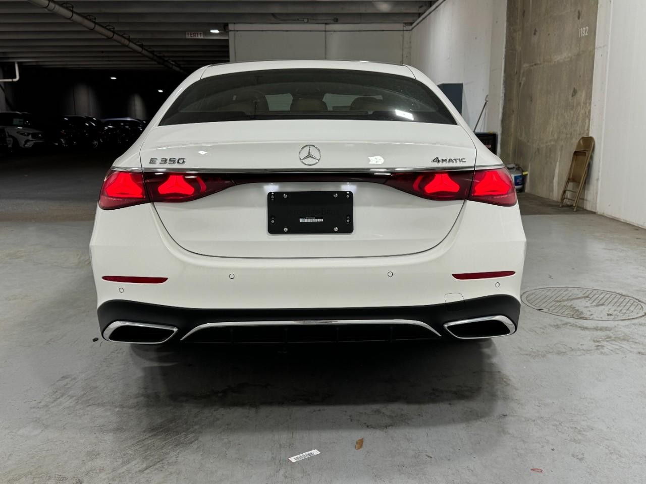 Mercedes-Benz E-Class Vehicle Full-screen Gallery Image 9