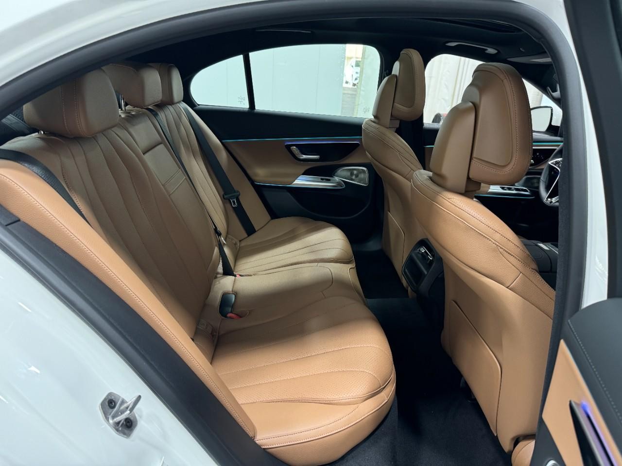 Mercedes-Benz E-Class Vehicle Full-screen Gallery Image 10