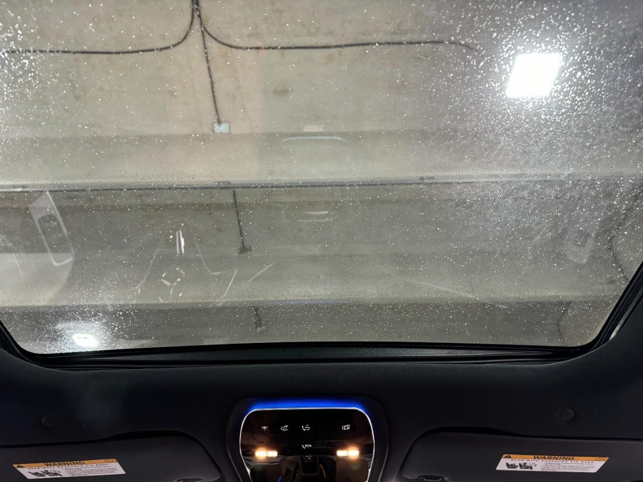 Mercedes-Benz E-Class Vehicle Full-screen Gallery Image 11