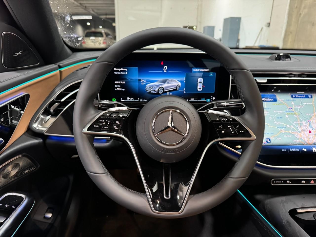 Mercedes-Benz E-Class Vehicle Full-screen Gallery Image 13