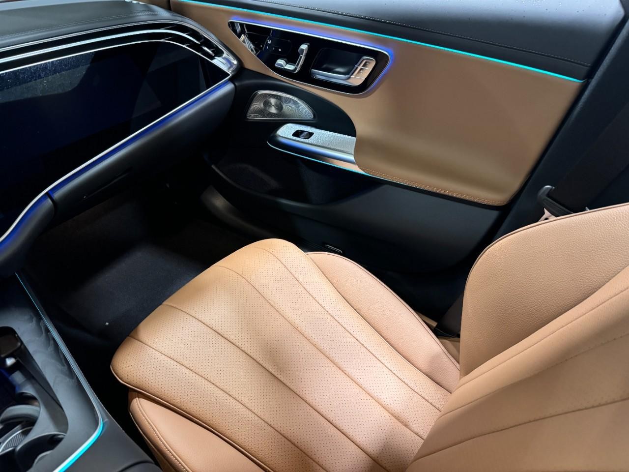 Mercedes-Benz E-Class Vehicle Full-screen Gallery Image 15