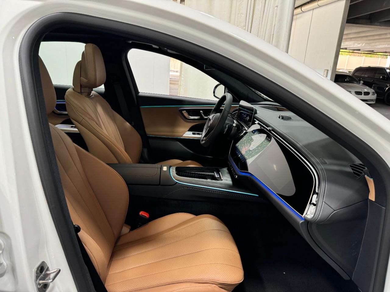 Mercedes-Benz E-Class Vehicle Full-screen Gallery Image 16