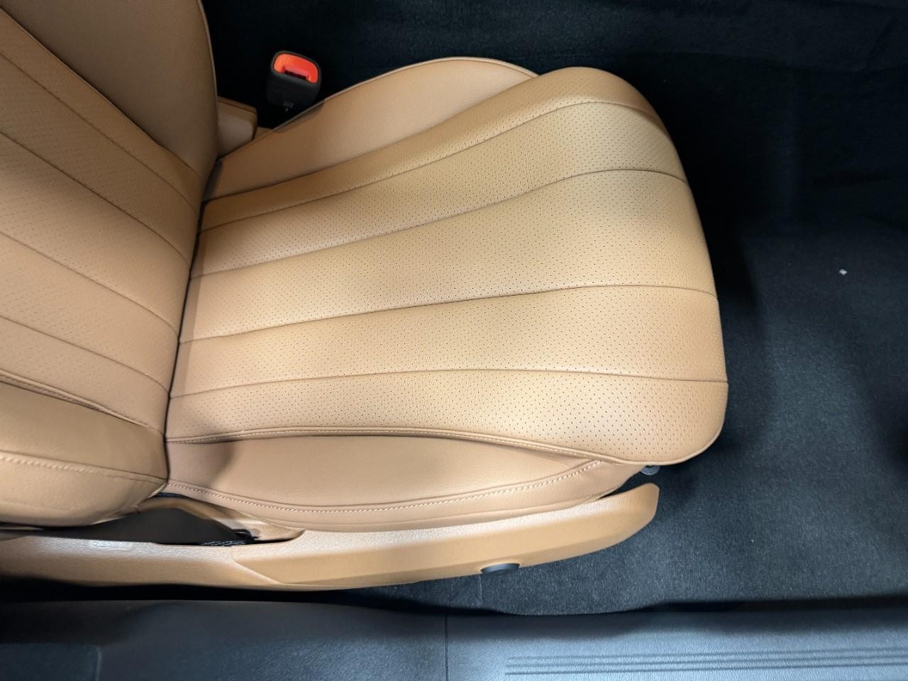 Mercedes-Benz E-Class Vehicle Full-screen Gallery Image 17