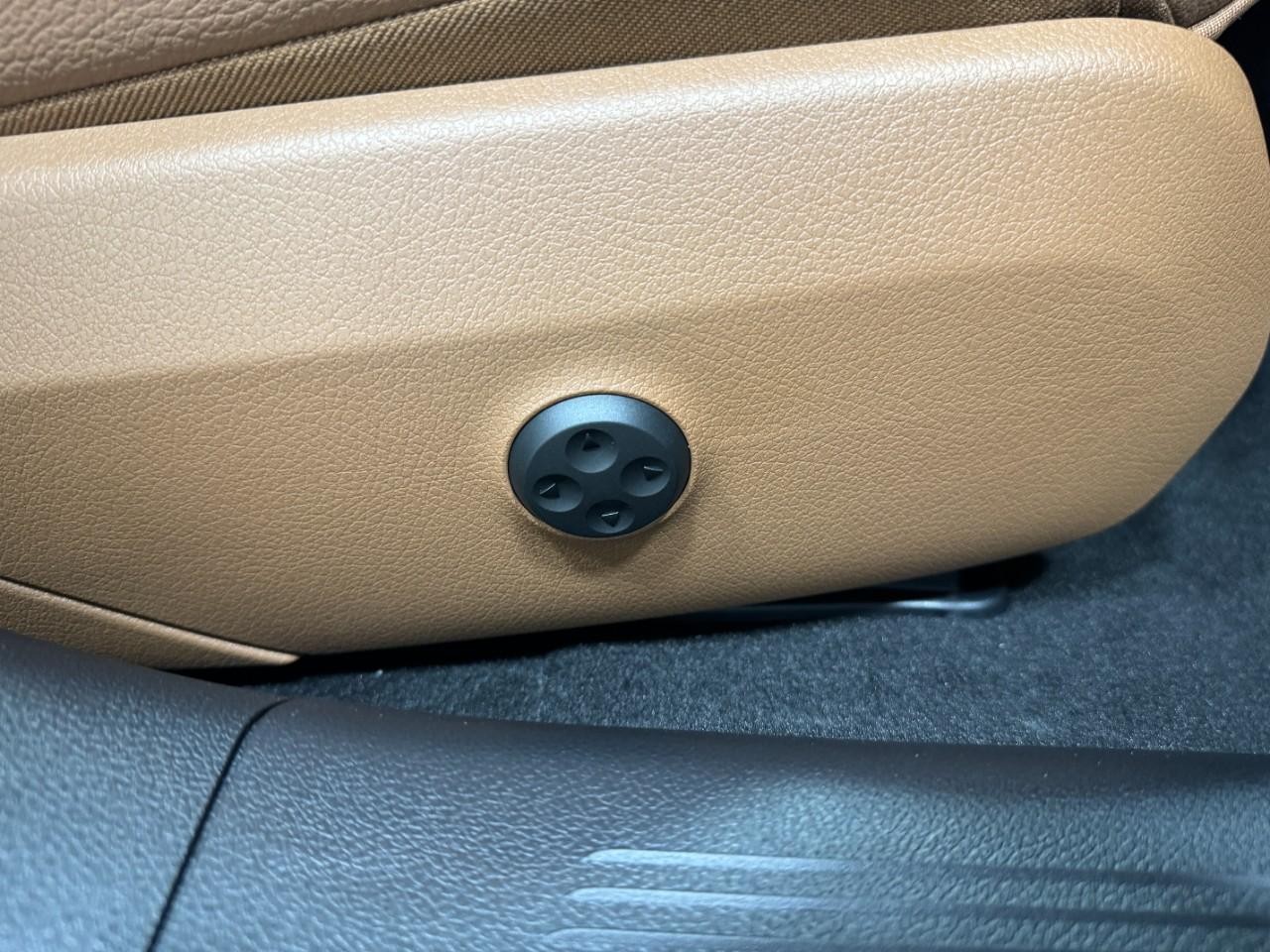 Mercedes-Benz E-Class Vehicle Full-screen Gallery Image 18