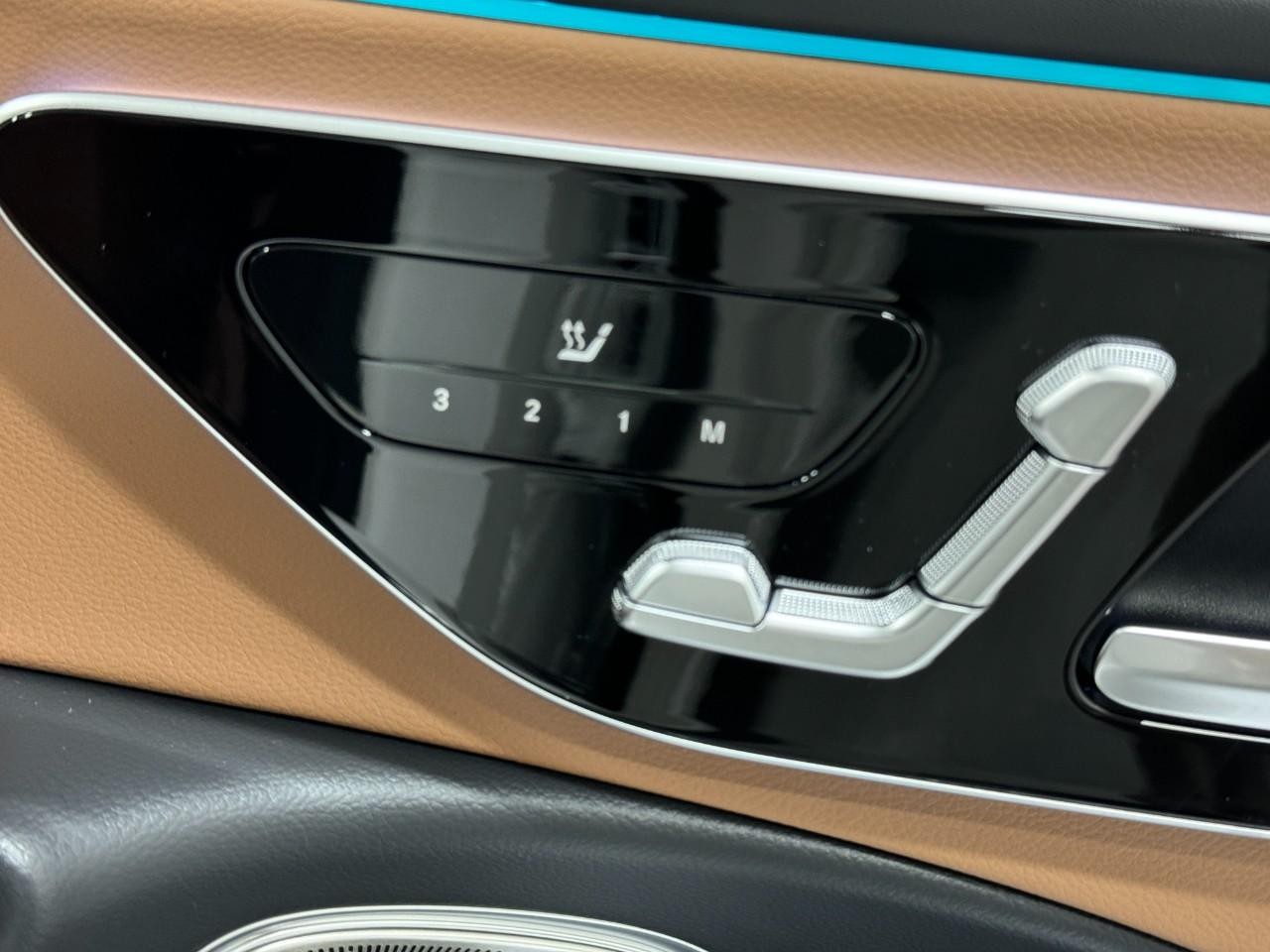 Mercedes-Benz E-Class Vehicle Full-screen Gallery Image 19