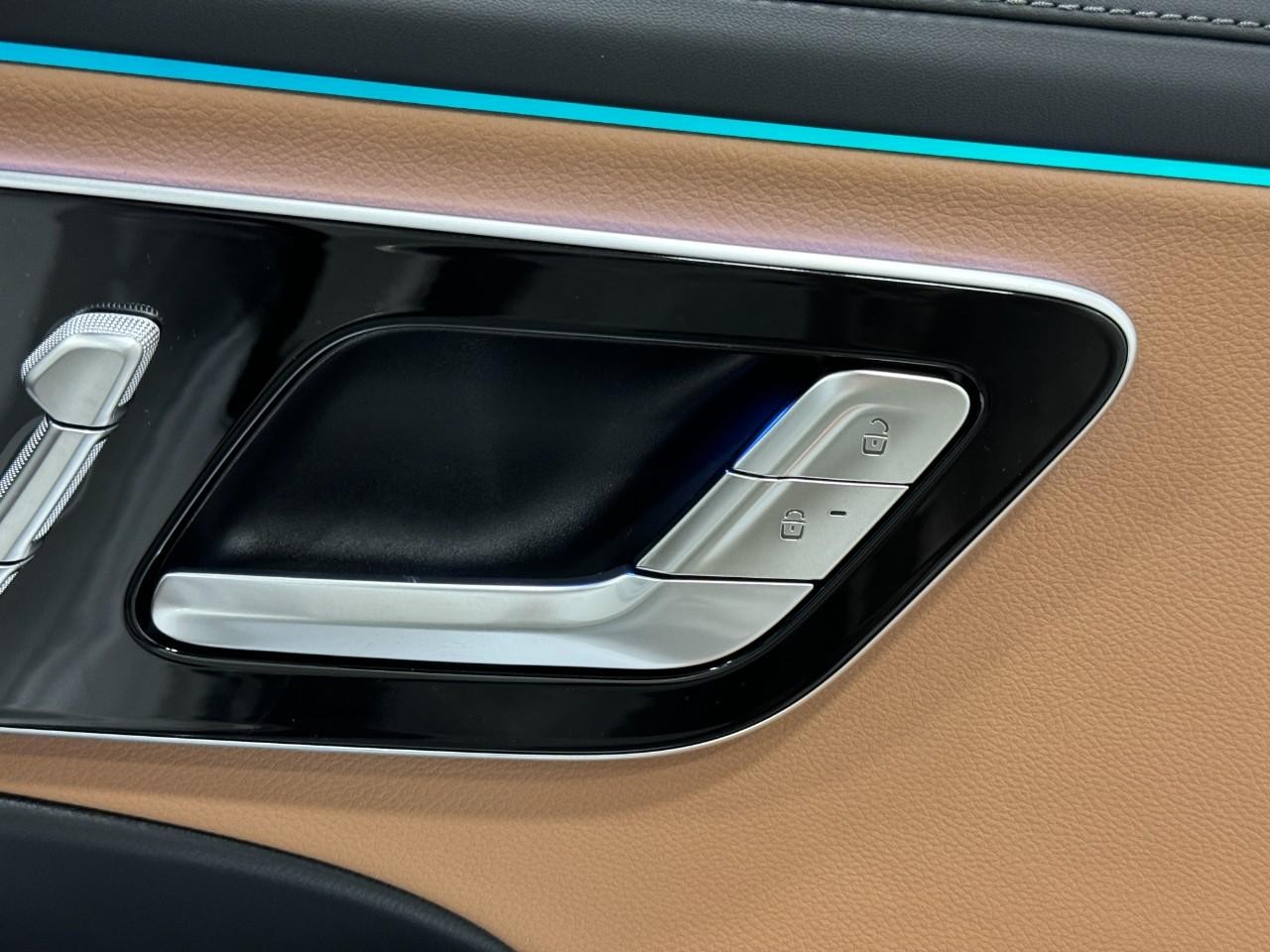 Mercedes-Benz E-Class Vehicle Full-screen Gallery Image 20