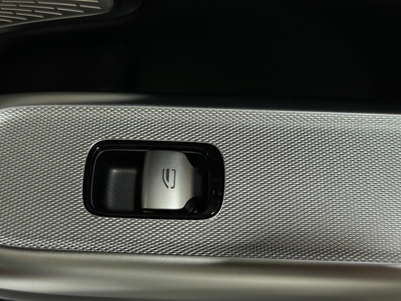 Mercedes-Benz E-Class Vehicle Full-screen Gallery Image 21