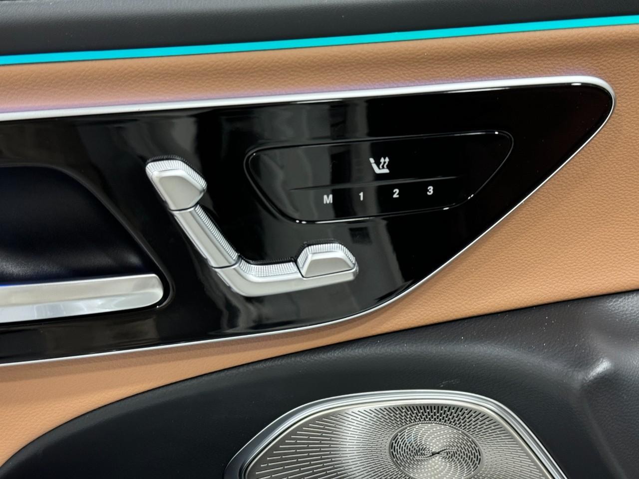 Mercedes-Benz E-Class Vehicle Full-screen Gallery Image 22