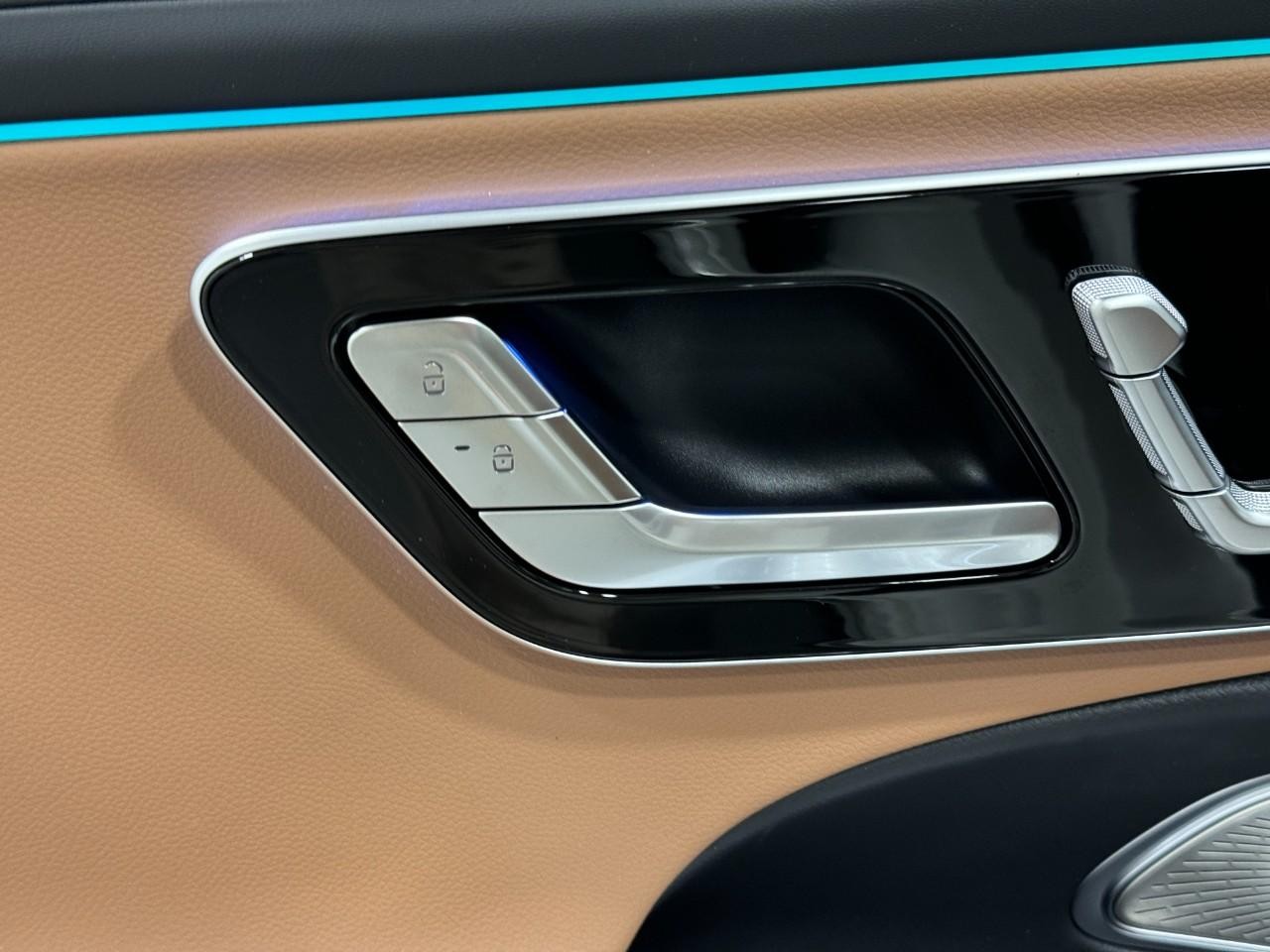 Mercedes-Benz E-Class Vehicle Full-screen Gallery Image 23