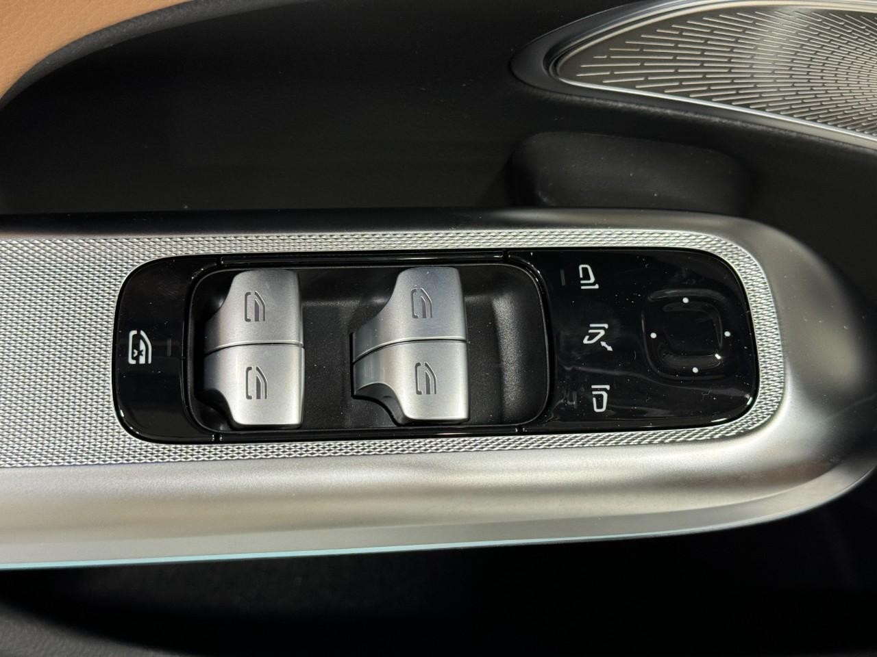 Mercedes-Benz E-Class Vehicle Full-screen Gallery Image 24