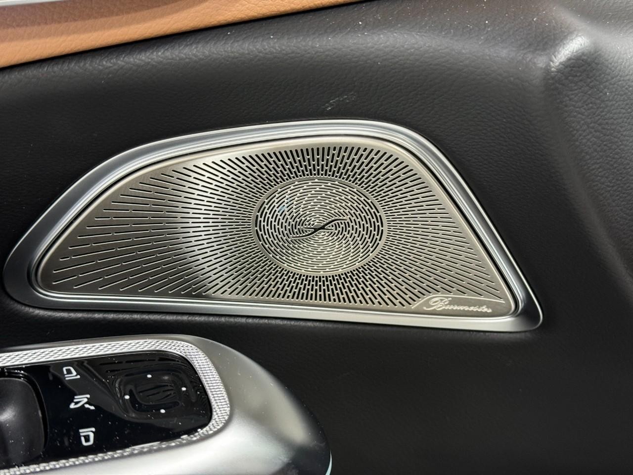 Mercedes-Benz E-Class Vehicle Full-screen Gallery Image 25