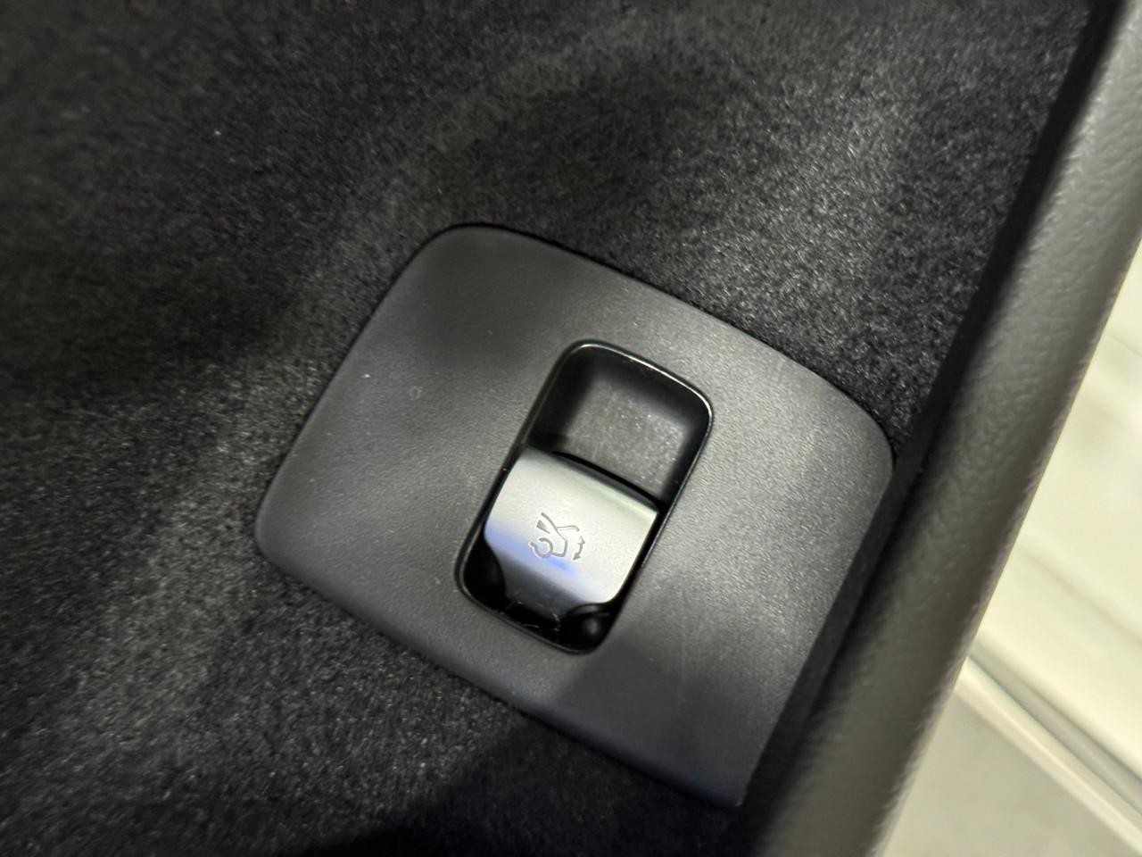 Mercedes-Benz E-Class Vehicle Full-screen Gallery Image 26