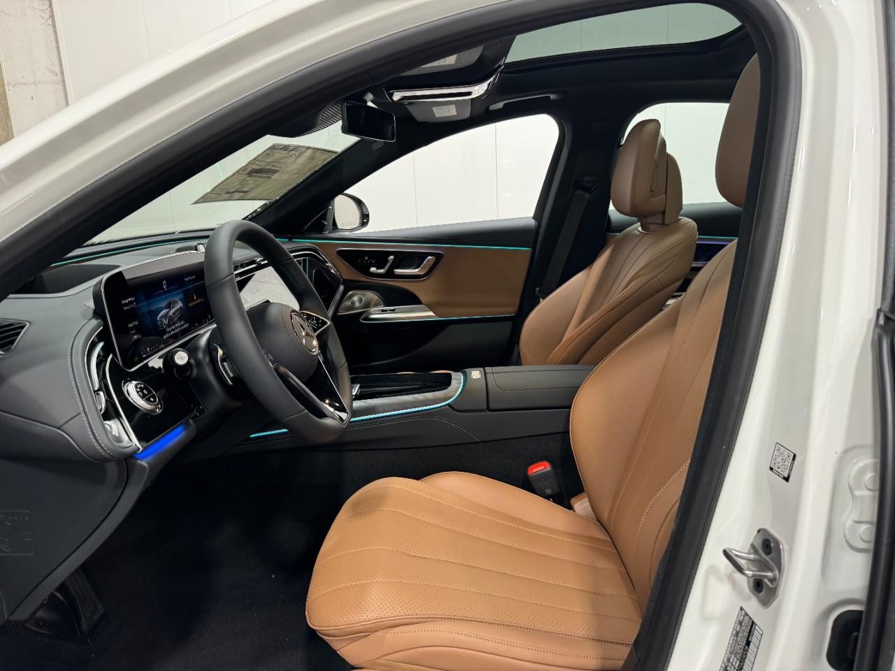 Mercedes-Benz E-Class Vehicle Full-screen Gallery Image 27