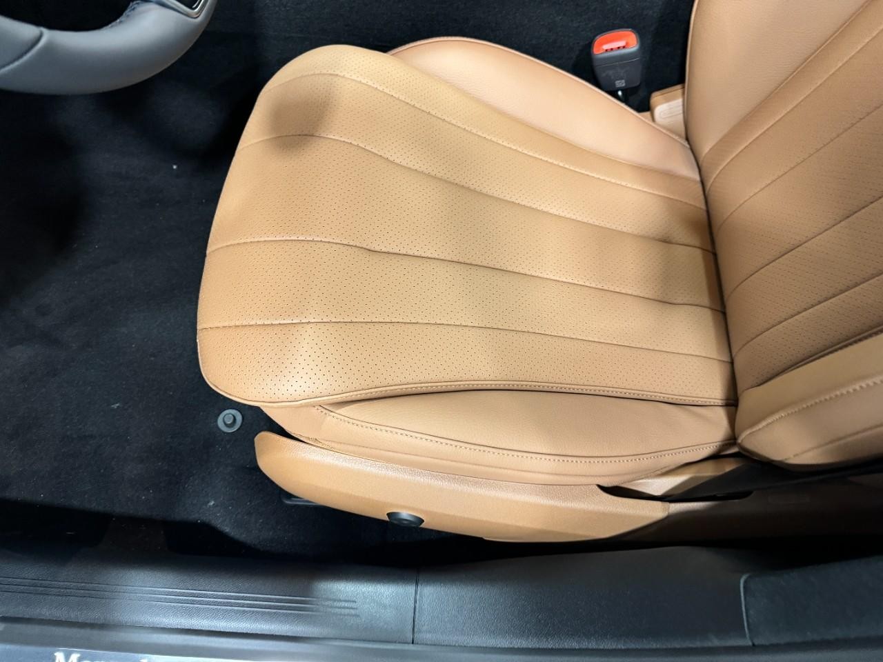 Mercedes-Benz E-Class Vehicle Full-screen Gallery Image 28