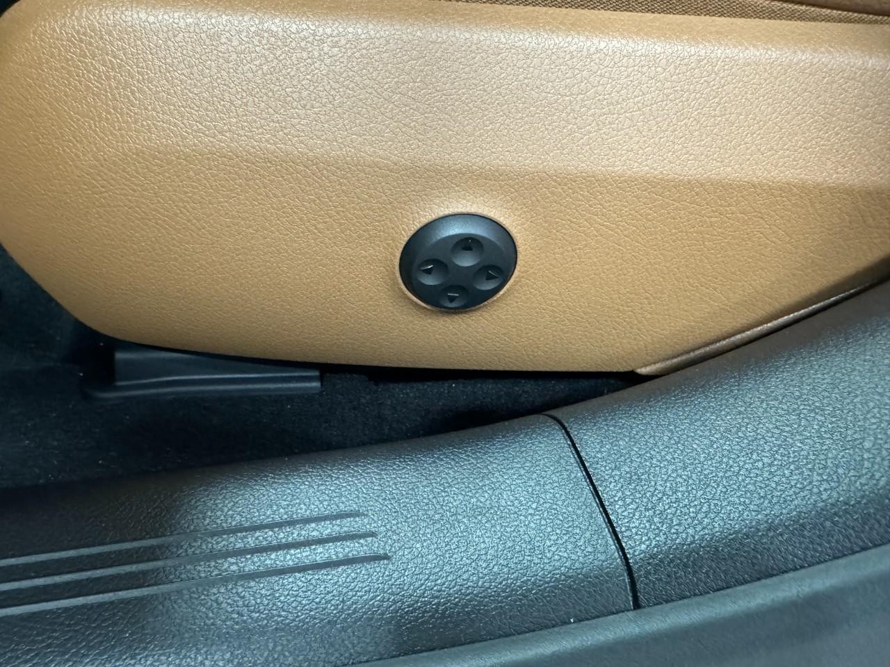 Mercedes-Benz E-Class Vehicle Full-screen Gallery Image 29