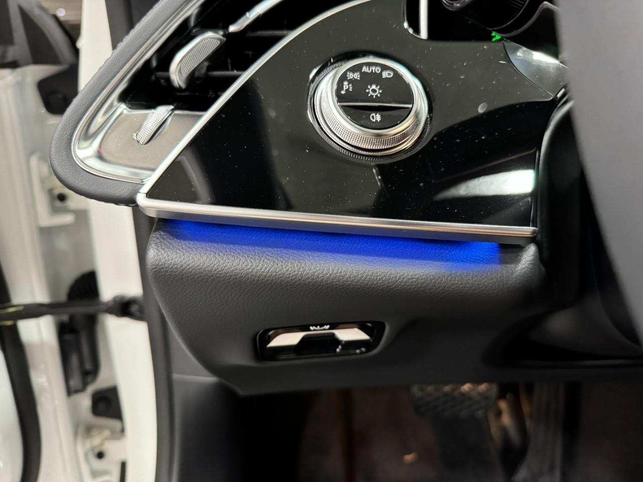 Mercedes-Benz E-Class Vehicle Full-screen Gallery Image 30