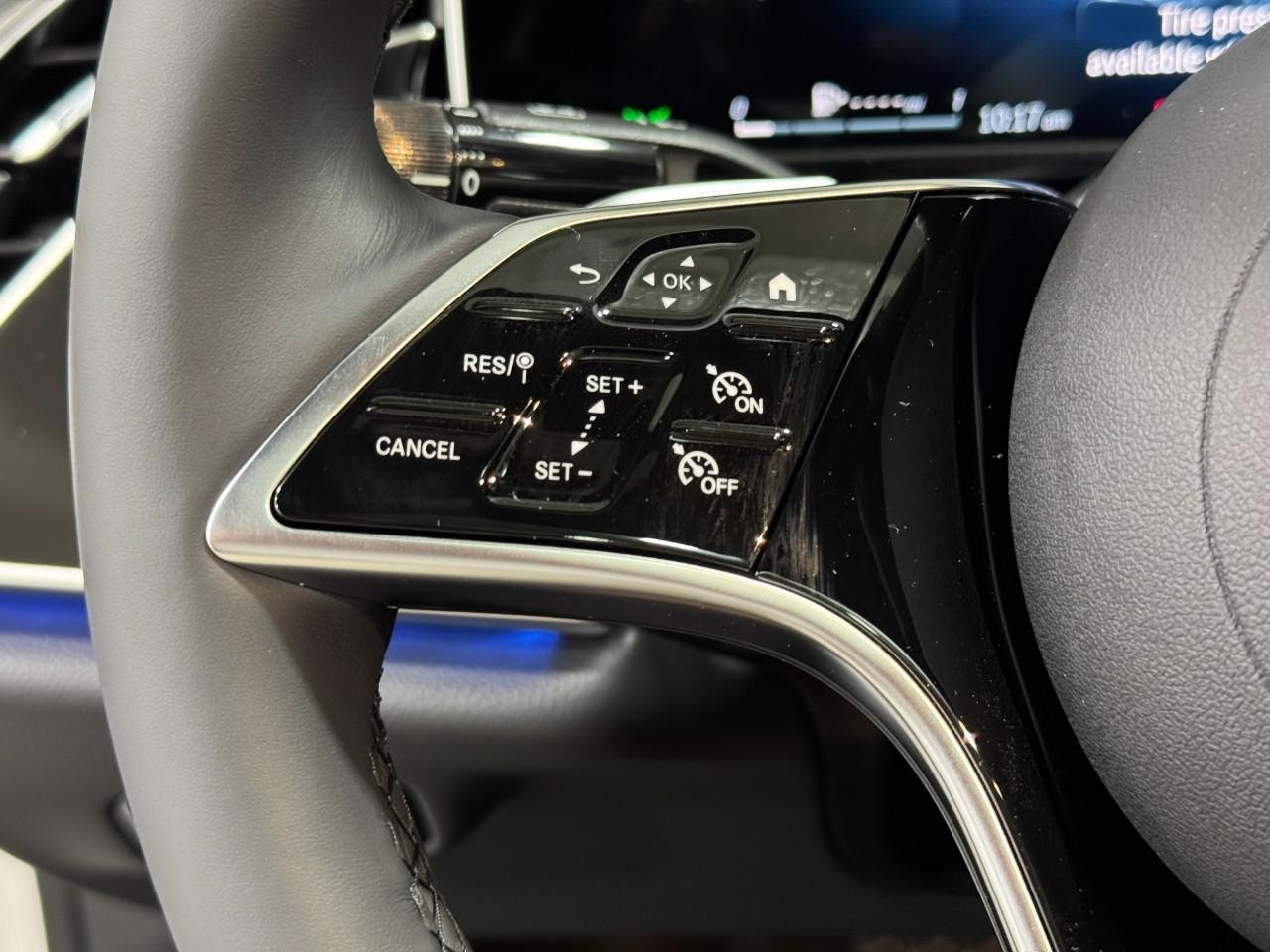 Mercedes-Benz E-Class Vehicle Full-screen Gallery Image 31