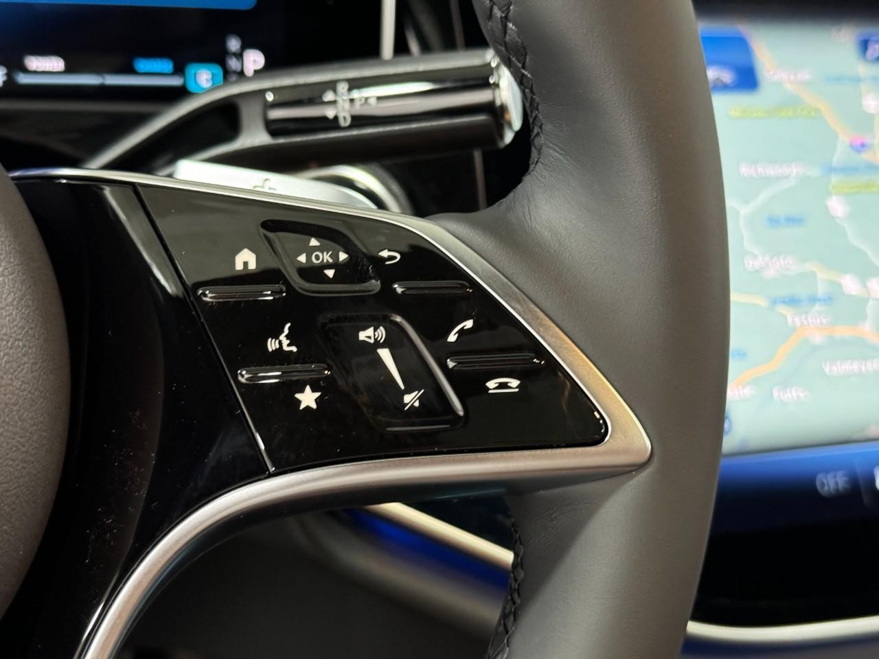 Mercedes-Benz E-Class Vehicle Full-screen Gallery Image 32