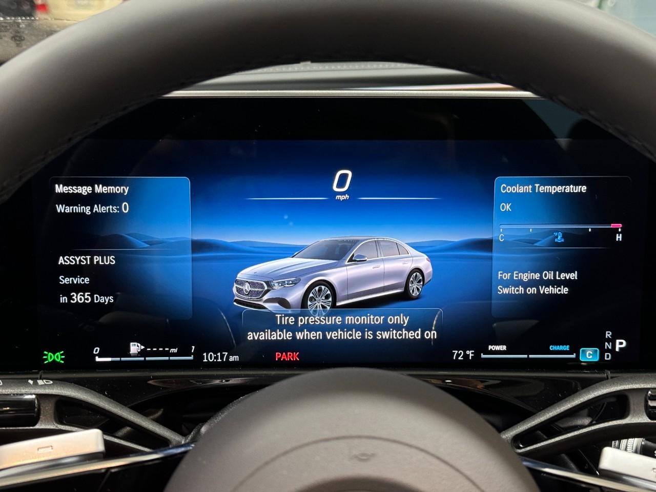 Mercedes-Benz E-Class Vehicle Full-screen Gallery Image 33