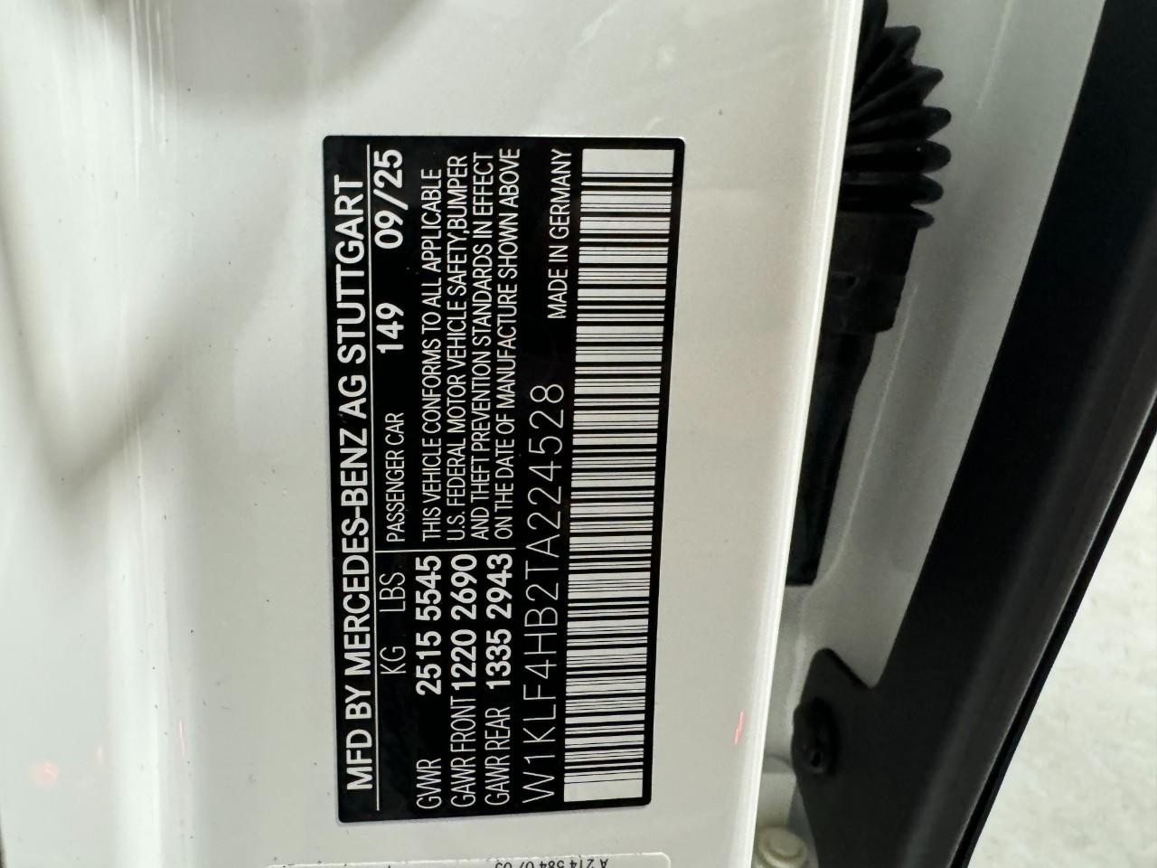 Mercedes-Benz E-Class Vehicle Full-screen Gallery Image 36