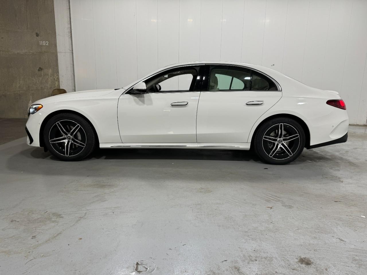 Mercedes-Benz E-Class Vehicle Full-screen Gallery Image 2