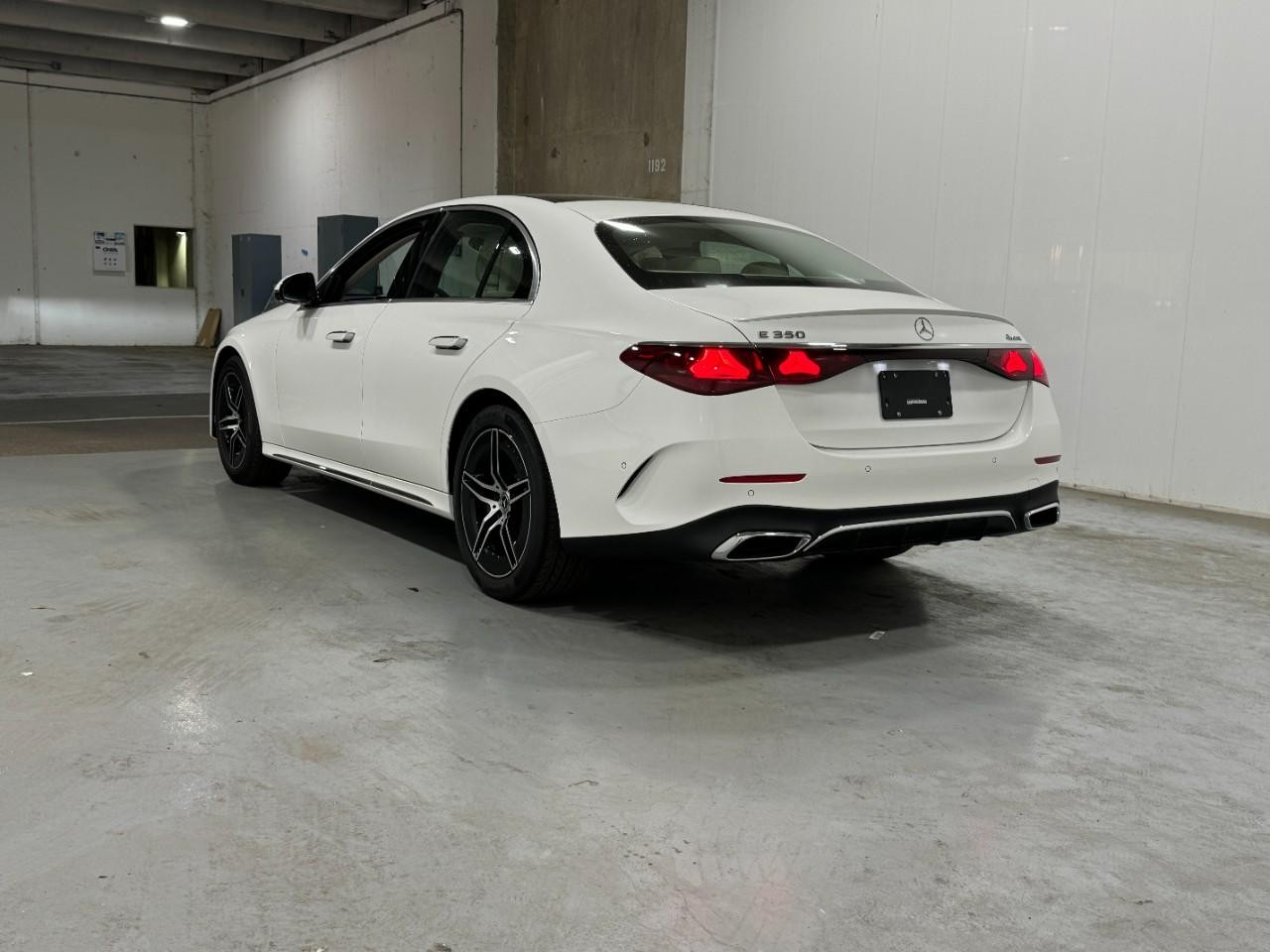 Mercedes-Benz E-Class Vehicle Full-screen Gallery Image 3