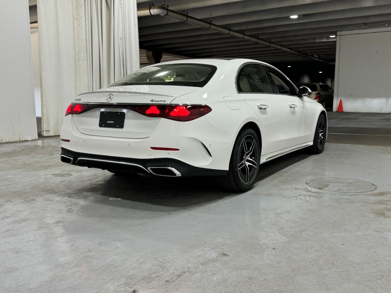 Mercedes-Benz E-Class Vehicle Full-screen Gallery Image 4