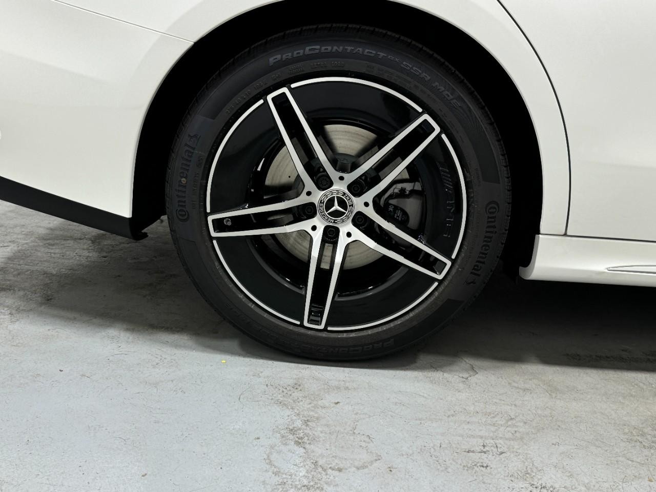 Mercedes-Benz E-Class Vehicle Full-screen Gallery Image 5