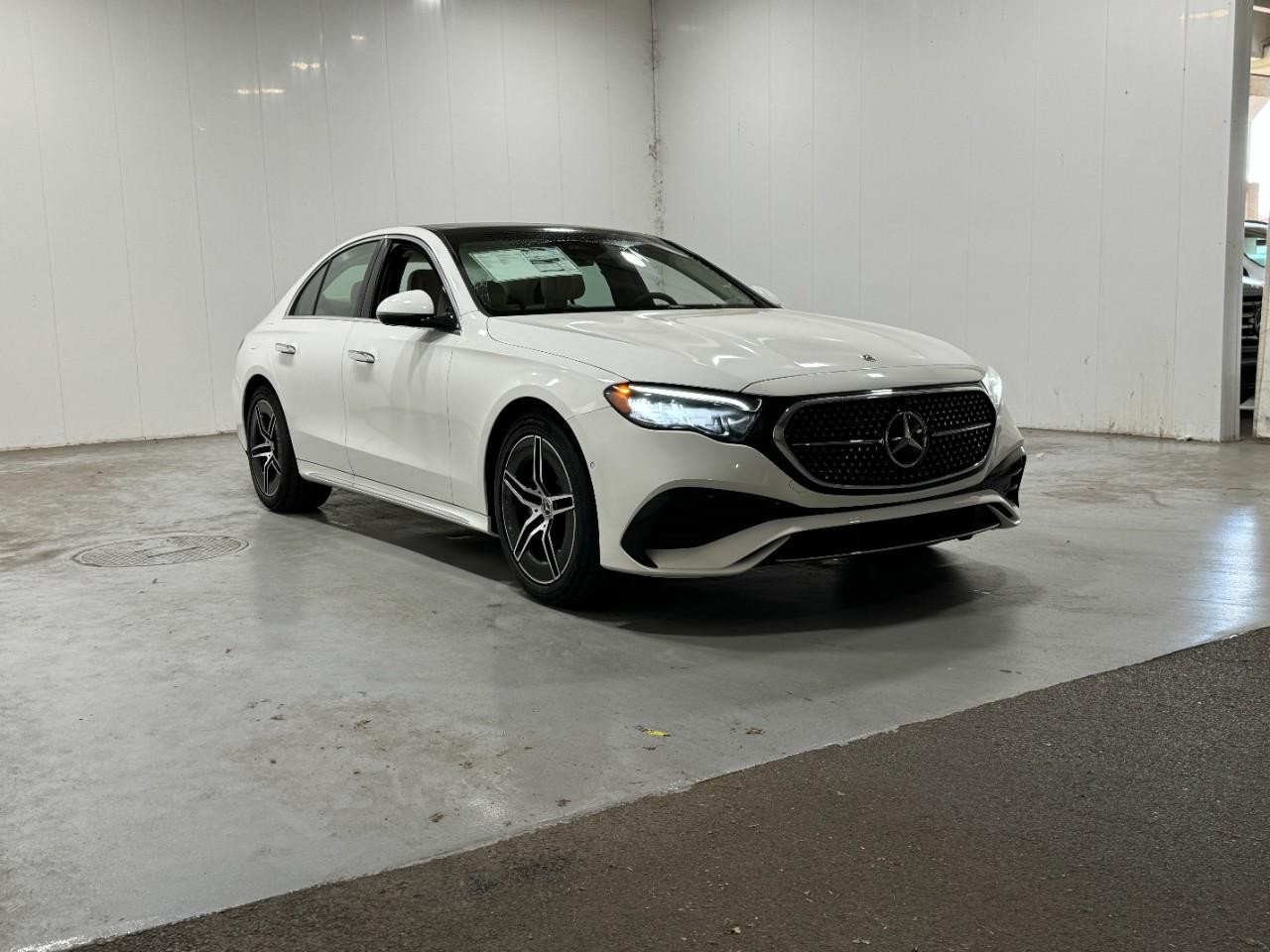 Mercedes-Benz E-Class Vehicle Full-screen Gallery Image 6