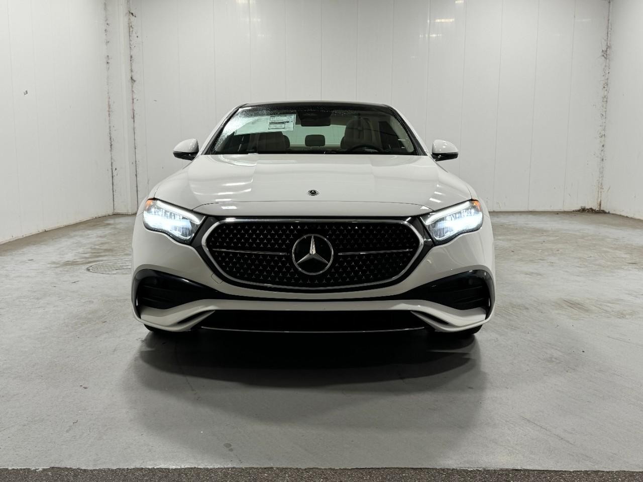 Mercedes-Benz E-Class Vehicle Full-screen Gallery Image 7