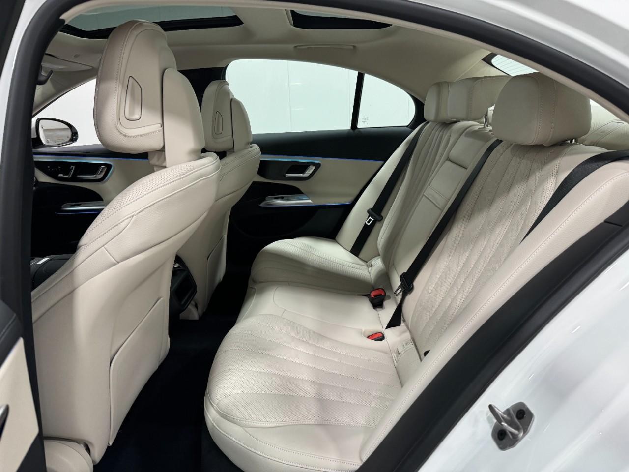 Mercedes-Benz E-Class Vehicle Full-screen Gallery Image 8