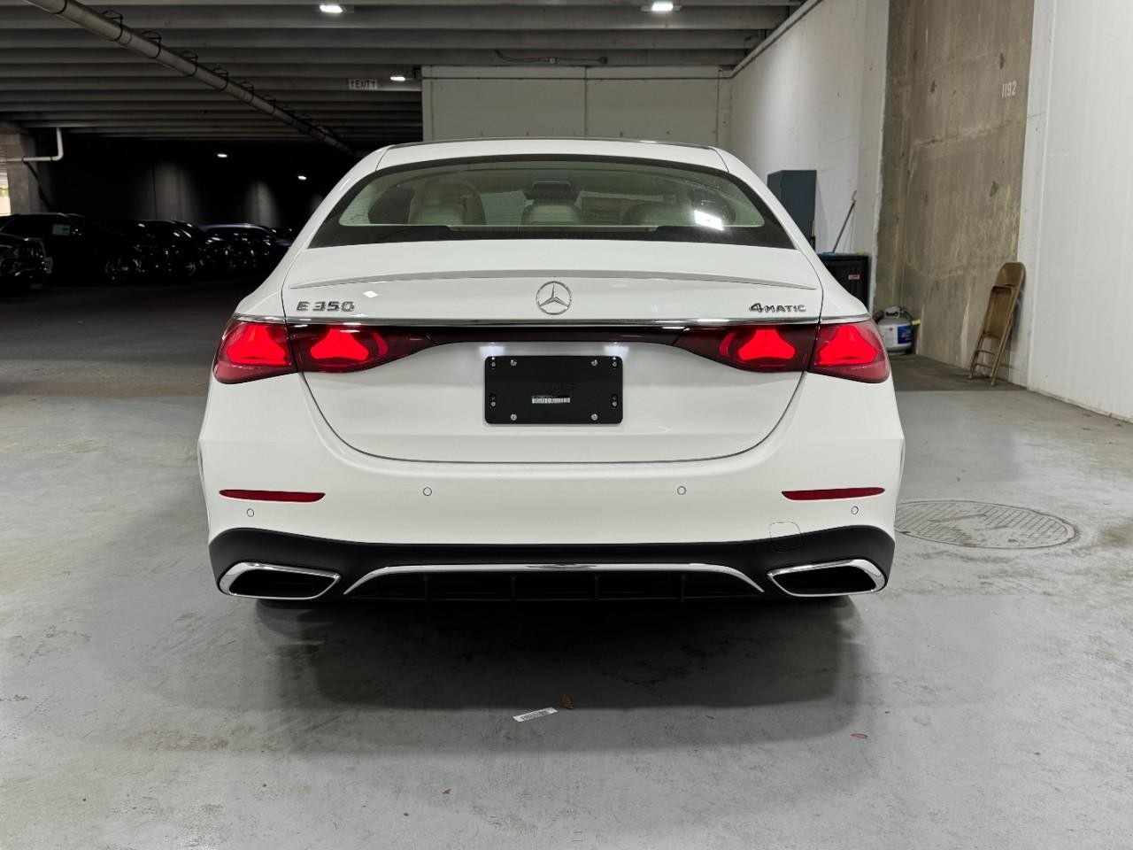 Mercedes-Benz E-Class Vehicle Full-screen Gallery Image 9