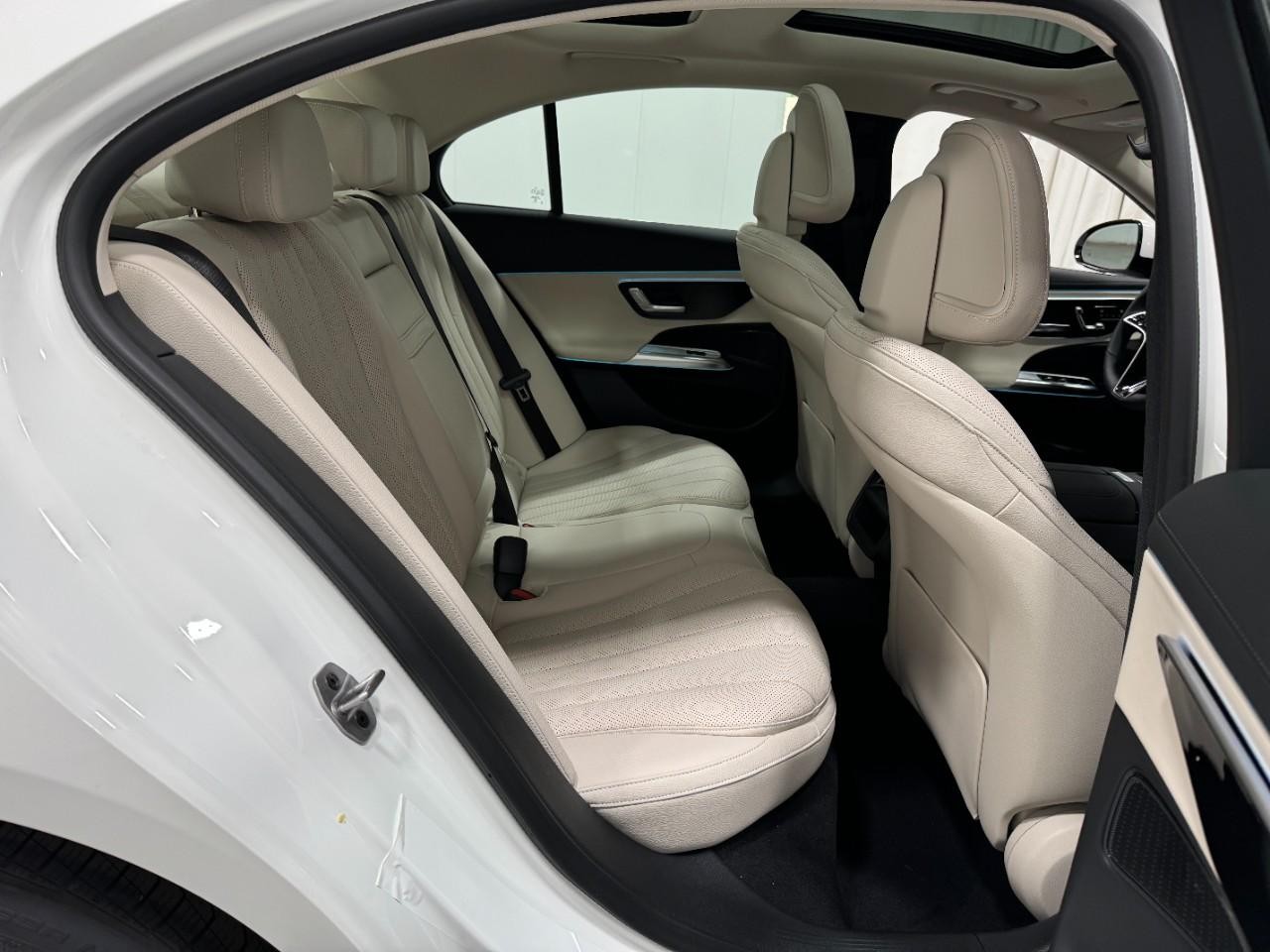 Mercedes-Benz E-Class Vehicle Full-screen Gallery Image 10