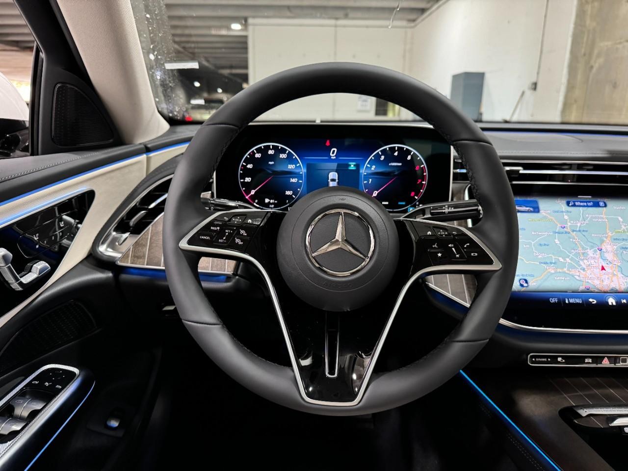 Mercedes-Benz E-Class Vehicle Full-screen Gallery Image 13