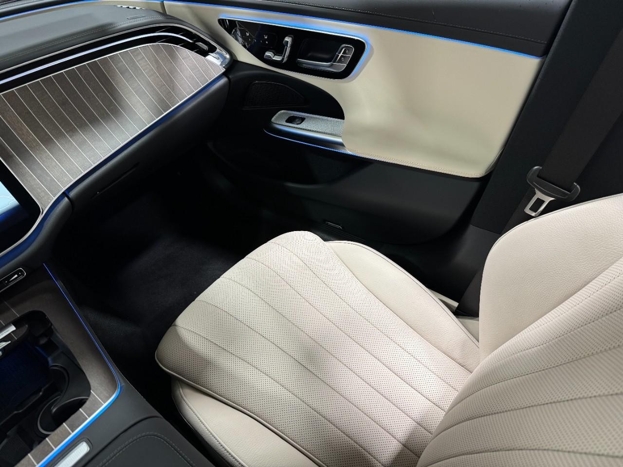 Mercedes-Benz E-Class Vehicle Full-screen Gallery Image 15