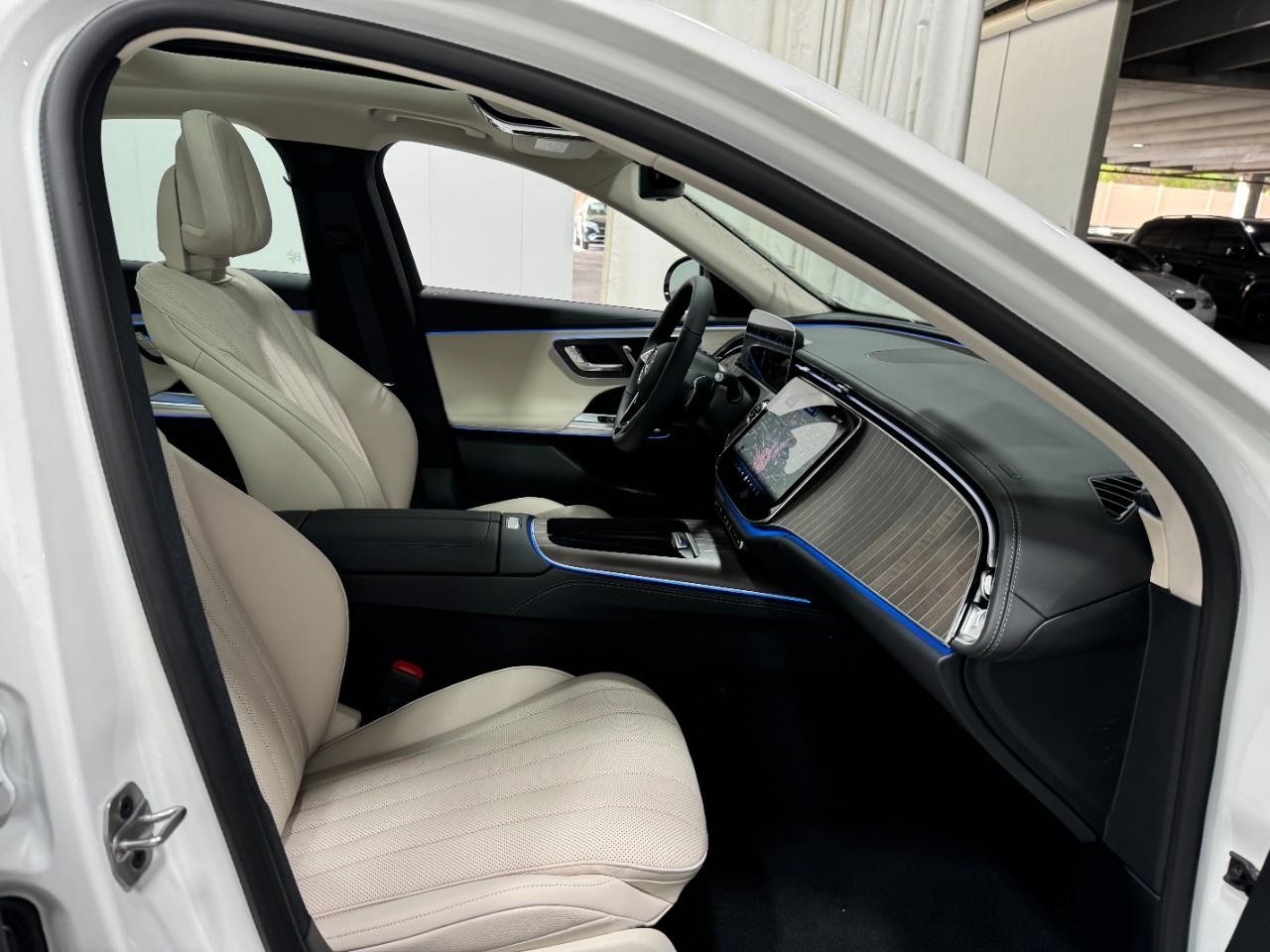 Mercedes-Benz E-Class Vehicle Full-screen Gallery Image 16