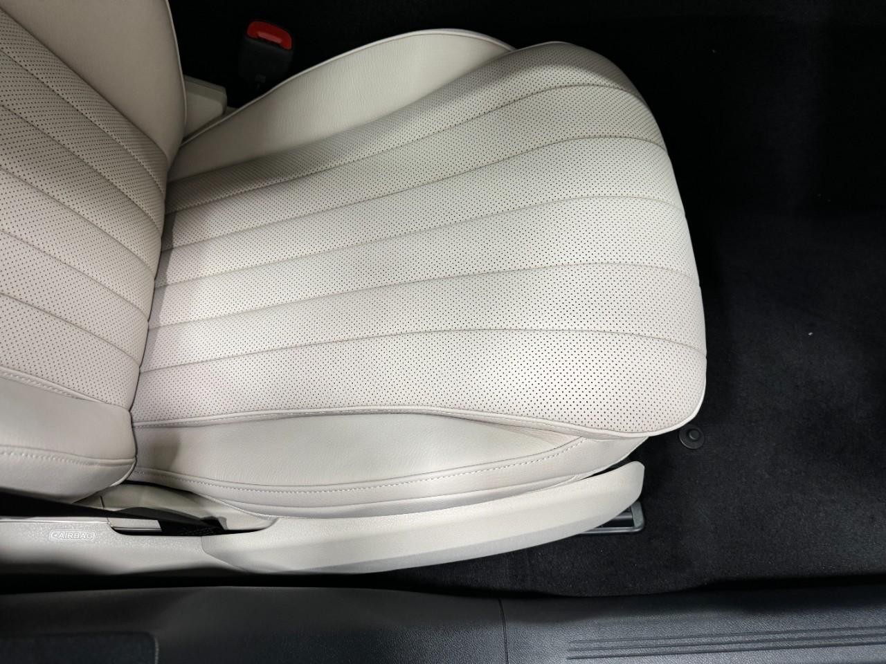 Mercedes-Benz E-Class Vehicle Full-screen Gallery Image 17