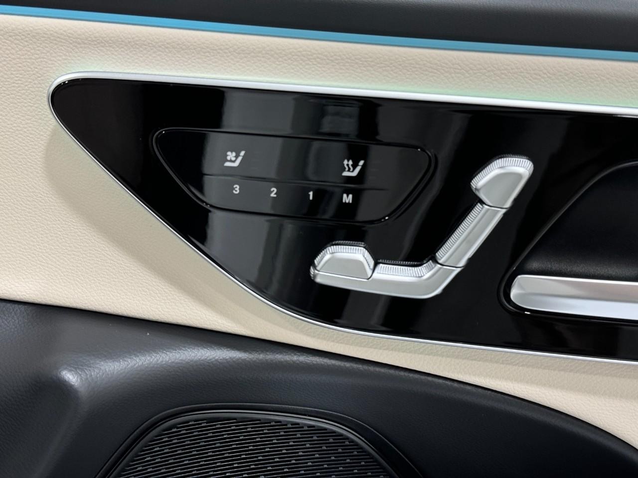 Mercedes-Benz E-Class Vehicle Full-screen Gallery Image 18