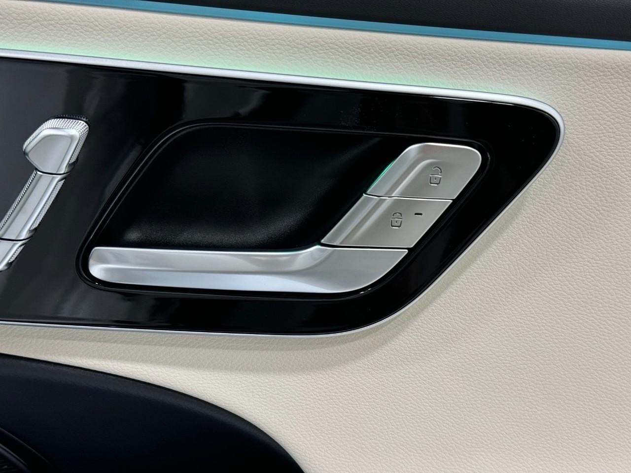 Mercedes-Benz E-Class Vehicle Full-screen Gallery Image 19