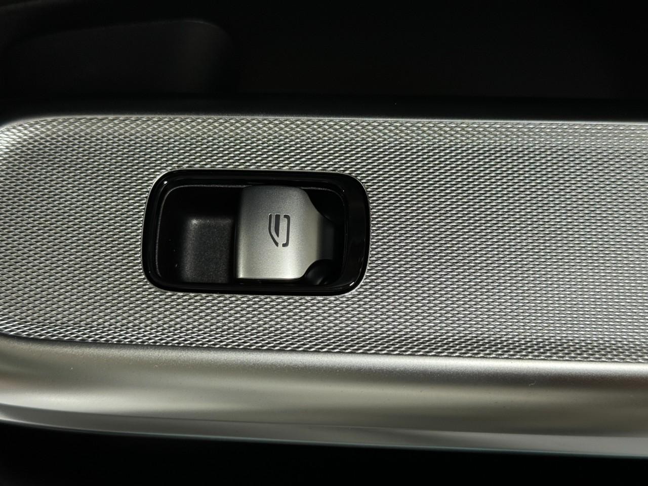 Mercedes-Benz E-Class Vehicle Full-screen Gallery Image 20