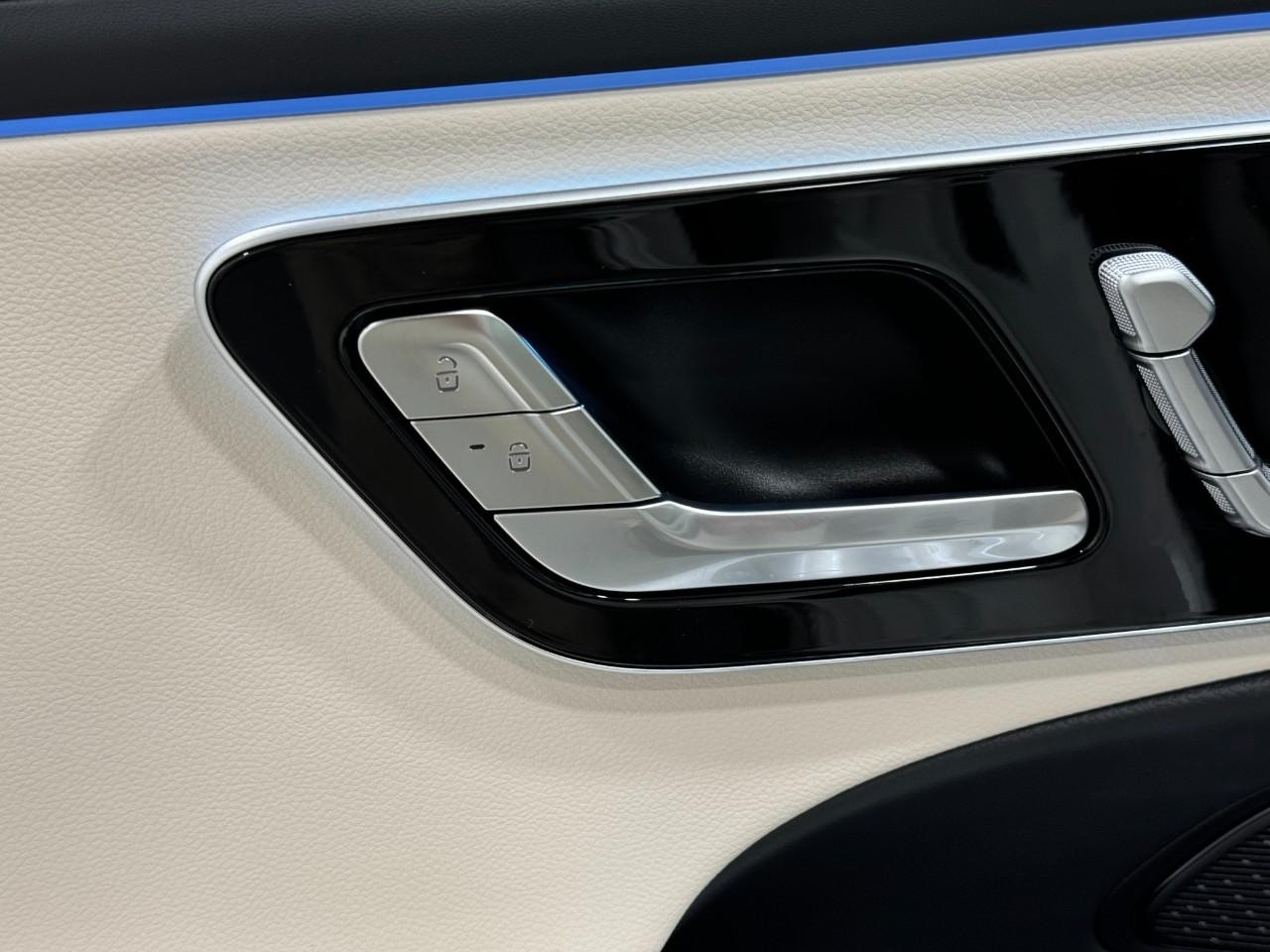 Mercedes-Benz E-Class Vehicle Full-screen Gallery Image 22